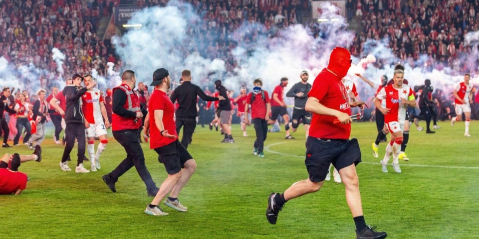 (FOTO) Užasne scene iz Praga: Huligani upali na teren i bakljama napali igrače, meč momentalno prekinut