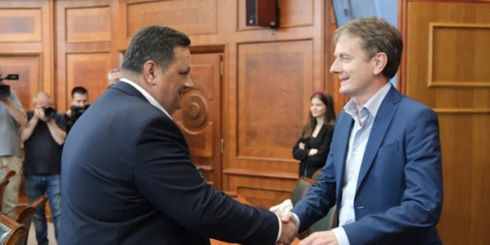 Glišić doneo odluku! Stara ruinirana zgrada ide u istoriju, projekat menja Batajnicu iz korena