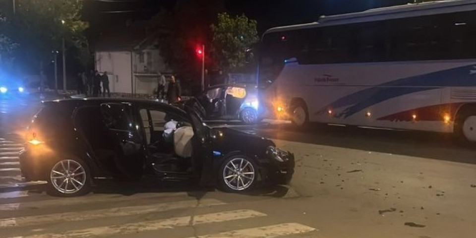 Ima teško povređenih: Jeziva nesreća u Novom Pazaru, sudar više vozila, jedan automobil smrskan (VIDEO)