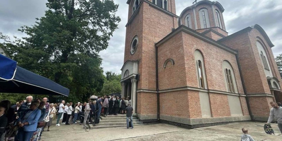 Narod u redovima od ranog jutra: Ove reči patrijarha Porfirija obavezno poslušajte na današnji dan (FOTO/VIDEO)