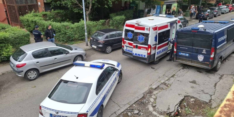 (UZNEMIRUJUĆI VIDEO) Policija prikuplja sve dokaze: Telo hladnokrvno ubijenog muškarca odneto na obdukciju