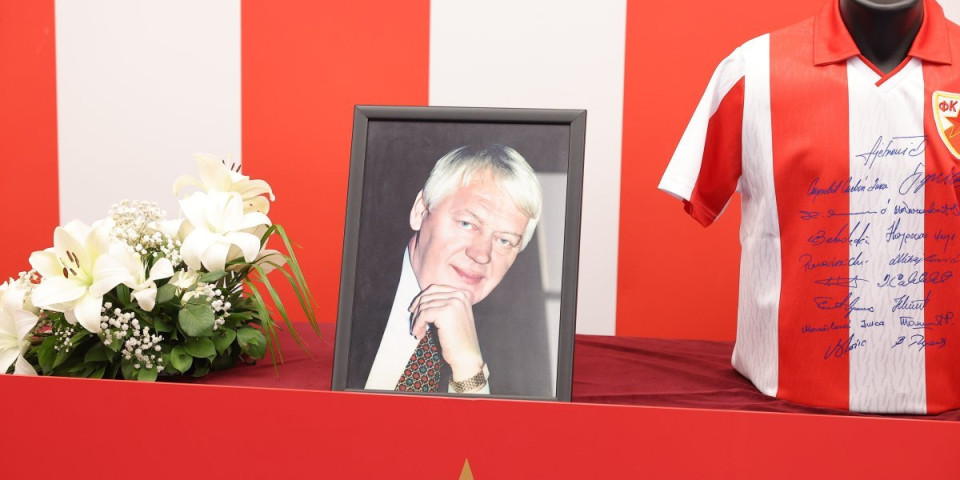 Komemoracija Vladimiru Cvetkoviću na "Marakani": Džaja stigao među prvima, okupila se cela Zvezdina elita