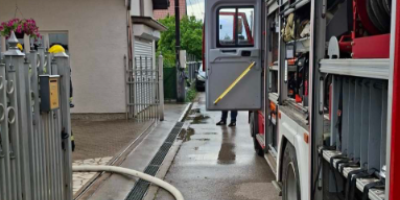 Grom uništio porodičnu kuću: Vatrogasci hitno izašli na teren (FOTO)