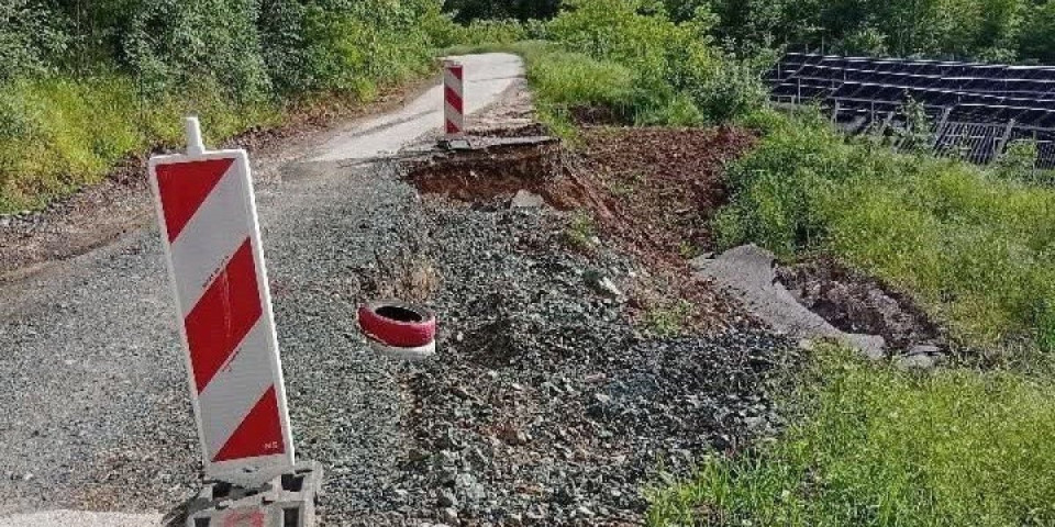 Vozači oprez! Opasno klizište na putu kod Čačka preti iz potaje, slika govori više od reči (FOTO)