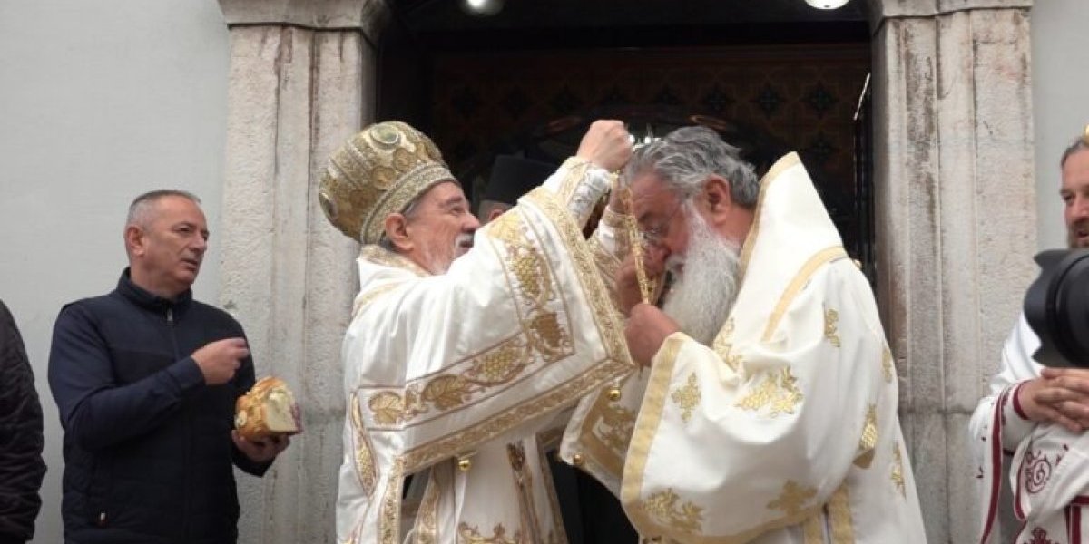 Vladika Atanasije uručio je mitropolitu Longinu Orden Belog anđela prvog stepena, odlikovanje koje dodeljuje manastir Mileševa.