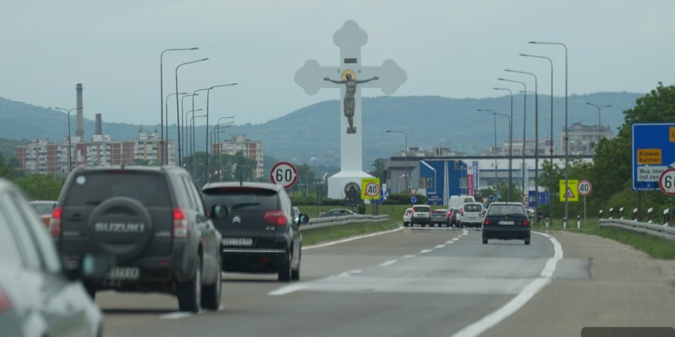 Đurđevdanski krst jedan je od najlepših simbola pravoslavlja! Postavljen u srcu Srbije sada sija novim sjajem (FOTO)