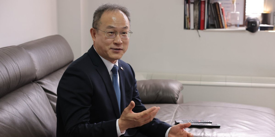 Iznenađenje za kineskog ambasadora! Pustili smo mu "Tamo daleko", a onda je usledio poklon koji ga je oduševio! (FOTO/VIDEO)