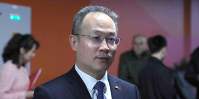 Ambasador Kine poručio: Predsednik Vučić vodi politiku napretka! (FOTO)