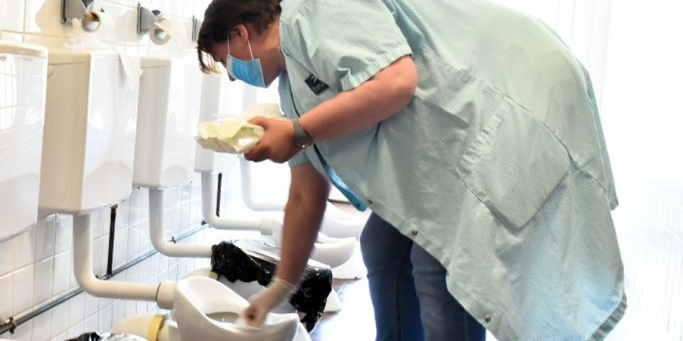 Školski WC jedva osposobili: Nećete verovati šta su sve izvukli