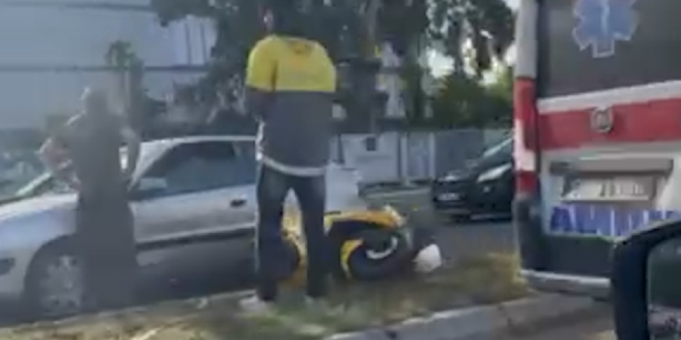 Udes kod Tošinog bunara: Oboren motociklista, Hitna pomoć na licu mesta (VIDEO)