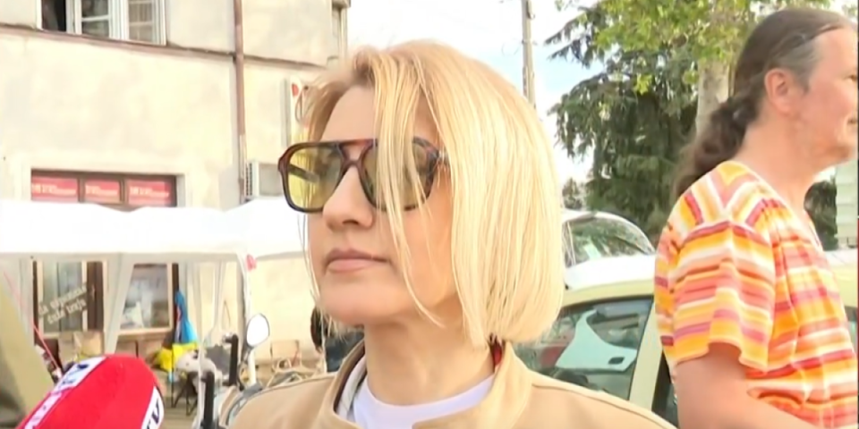 Divljaci napali ekipu Informera! Blokaderska profesorka bruka profesiju:  "Šta te boli k***c kako se ja zovem?!" (FOTO/VIDEO)