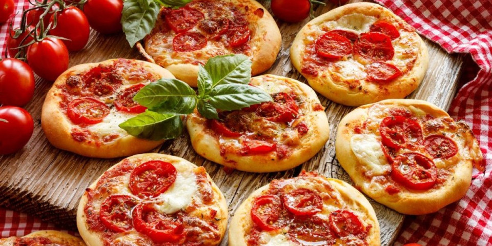 Mini pice koje uspevaju svima: Mekane, pune fila i gotove začas