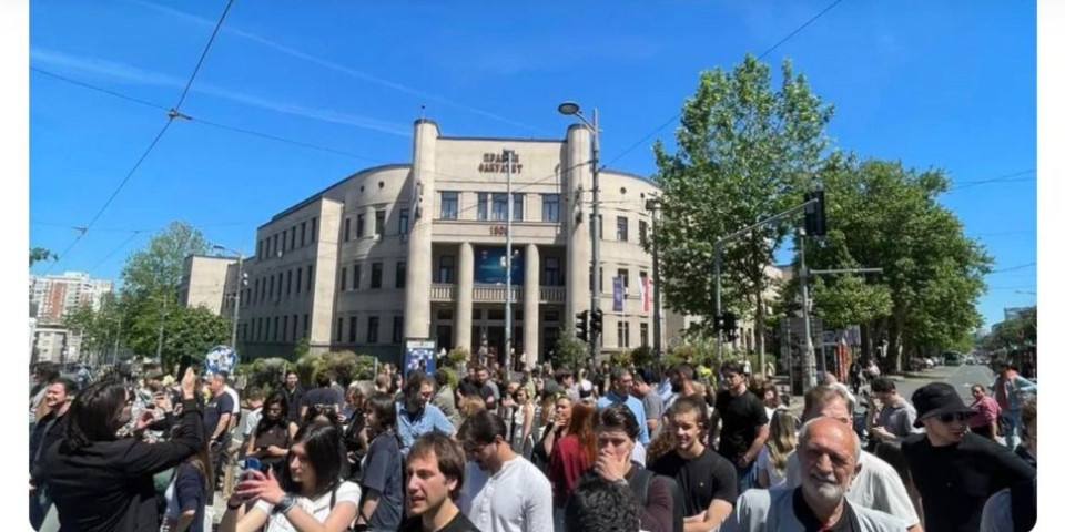 (FOTO) Umesto kajanja, huškaju i prete po mrežama! Blokaderska banda umislila da deli pravdu - mreže se usijale posle haosa kod Pravnog fakulteta