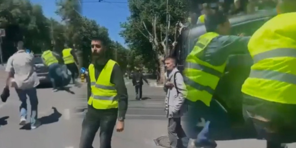 Oni bi da izbegnu odgovornost! Blokaderi brišu snimke linča i haosa koji su izazvali ispred Pravnog fakulteta (FOTO/VIDEO)