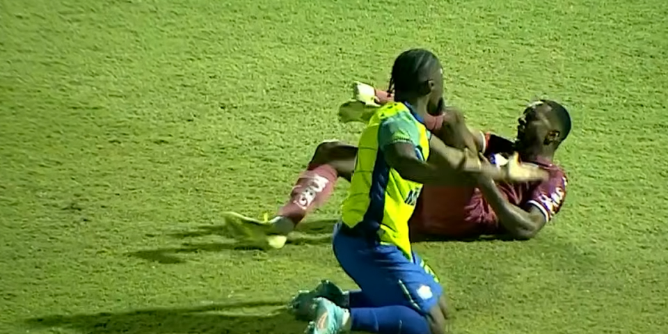 Horor! Igrač vrištao od bola, stopalo mu umalo otpalo, saigrači plakali u agoniji (VIDEO)