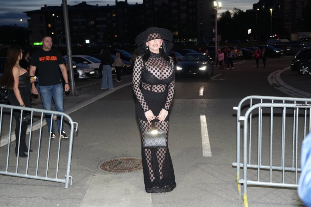 Elektra Elit prvi put u javnosti nakon izlaska iz zatvora - Transrodna pevačica u provokativnom izdanju (FOTO)