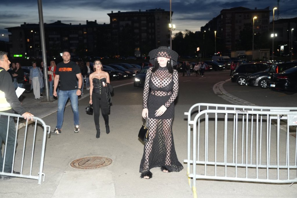 Elektra Elit prvi put u javnosti nakon izlaska iz zatvora - Transrodna pevačica u provokativnom izdanju (FOTO)
