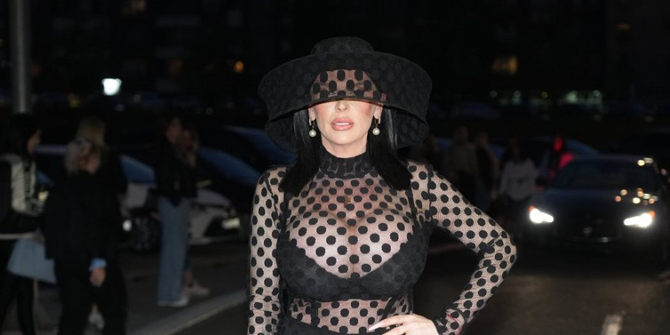 Elektra Elit prvi put u javnosti nakon izlaska iz zatvora - Transrodna pevačica u provokativnom izdanju (FOTO)