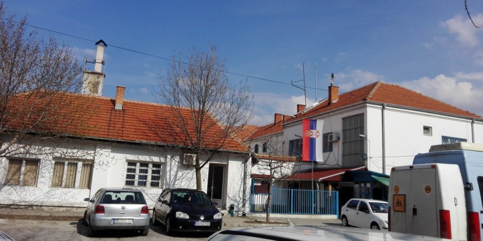 Izbušili rupu na plafonu, izvukli se preko krova: Dvojica muškaraca pobegla iz zatvora u Prokuplju, policija na nogama