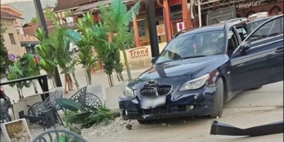 Horor u Šipovu: Mortus pijan kolima uleteo u baštu kafića, ima povređenih