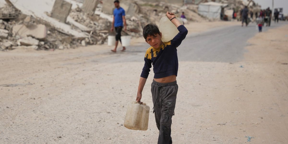Gaza Kanistri za vodu foto Tanjug AP Abdel Kareem Hana