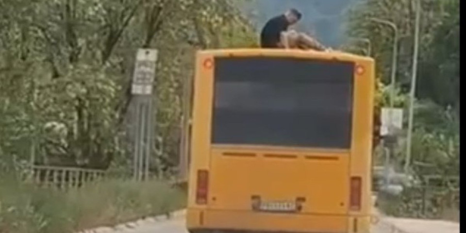 Jezive scene kod Prijepolja: Dete se vozi na krovu autobusa (VIDEO)