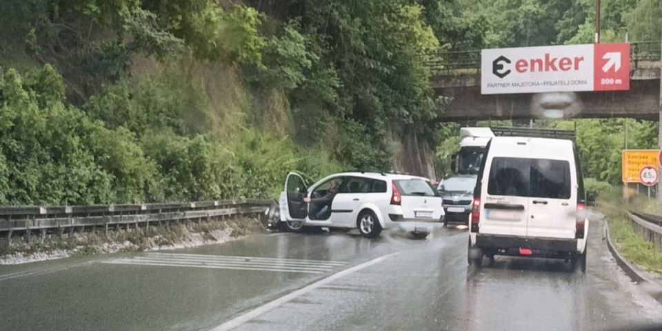 Proklizao pa se zakucao u kolobran: Jeziv prizor na putu kroz Užice (FOTO)