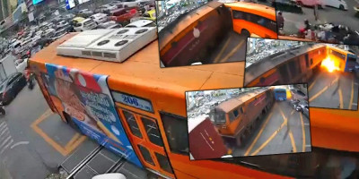 (UZNEMIRUJUĆE) Teška nesreća! Trenutak u kom je stradalo osam osoba u sudaru voza i autobusa - ima mnogo povređenih