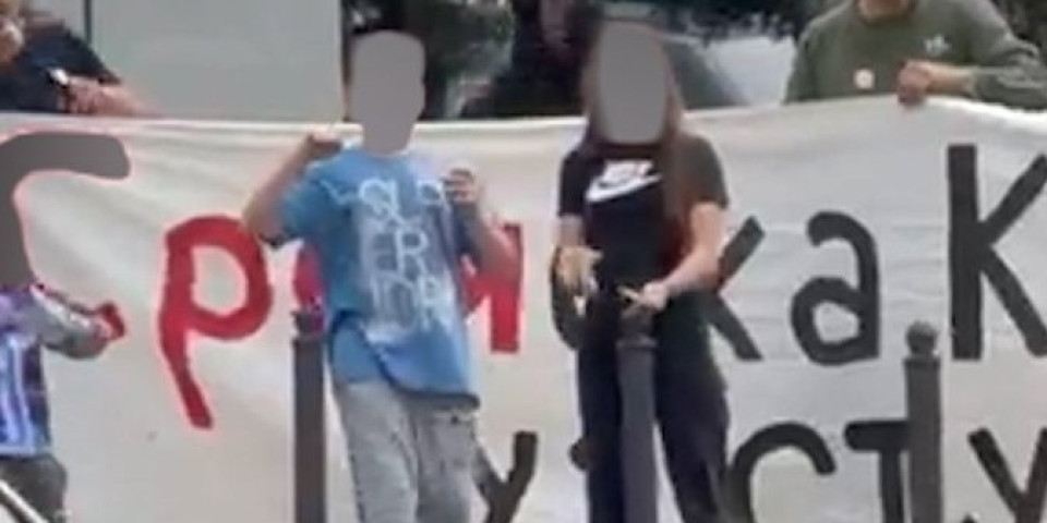 Jeziv primer manipulacije! Transparent, propaganda i deca na kiši - ovako izgleda "borba" blokadera! (VIDEO)