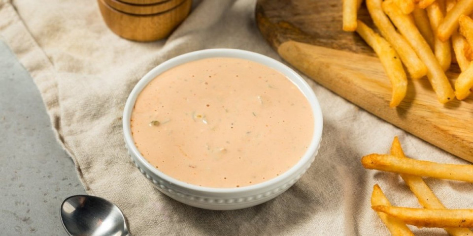 Najbolji recept za burger sos: Domaći umak koji osvaja ukusom - gotov začas