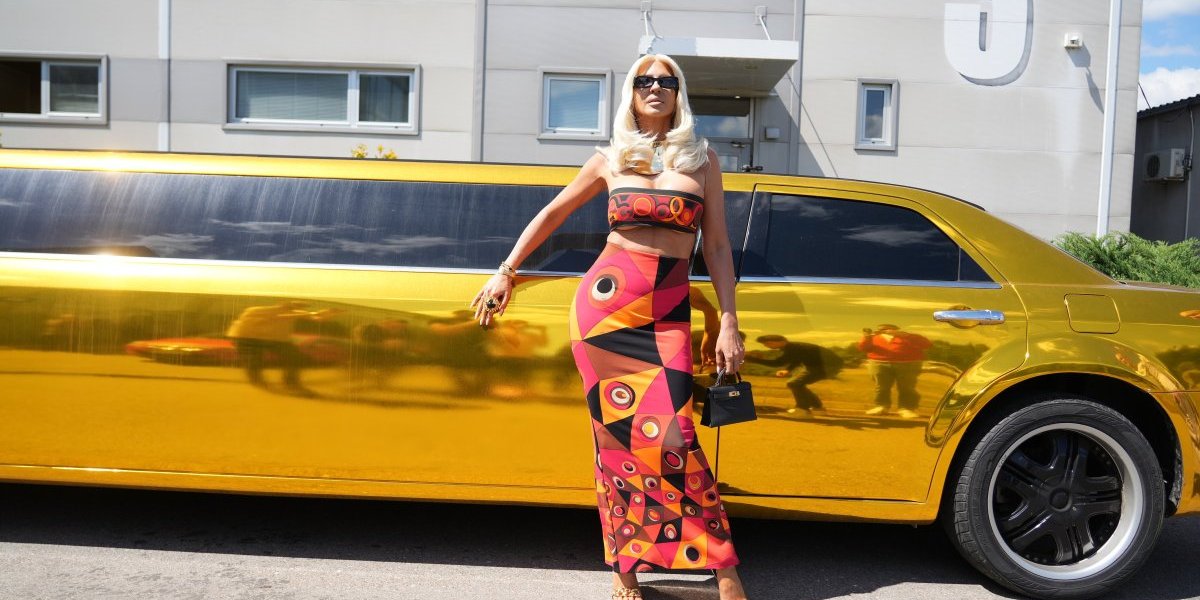 Jelena Karleuša ispred zlatne limuzine
