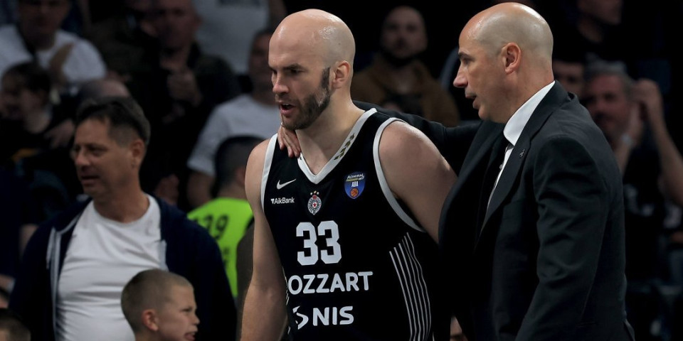 Auh, blam godine! Kalatesa ispalila lepa voditeljka, pa pokušao da se izvadi (FOTO)