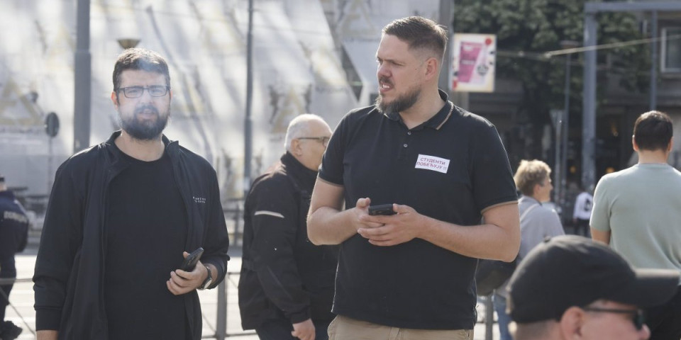 Krv na Slaviji! Štimac prisustvovao haosu dok su letele uvrede, biber sprej i predmeti (FOTO)