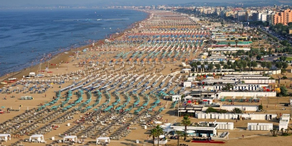 "Ovo je čist bezobrazluk!": Turista ostao u šoku na popularnoj plaži: Ležaljke 100 evra, a naplaćuju čak i ovo!