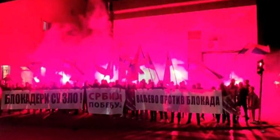 Sijalo Valjevo: Aktivisti SNS-a prošetali gradom, blokaderi pobegli (VIDEO)