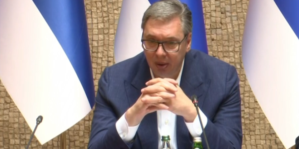 Sve je zasnovano na lažima! Predsednik Vučić oštro osudio plasiranje informacija o broju ljudi na Slaviji...