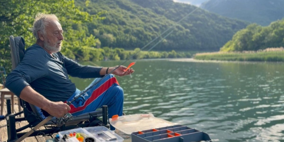 Upecao grdosiju iz jezera: Sat vremena se Milan borio da izvuče soma od dva metra, a onda je uradio ovo (FOTO)