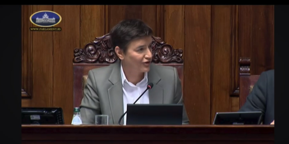Ljudi, da li je ovo moguće?! Blamantna scena u Skupštini: Blokaderi iz ZLF ne umeju da uključe wifi internet na telefonu (VIDEO)