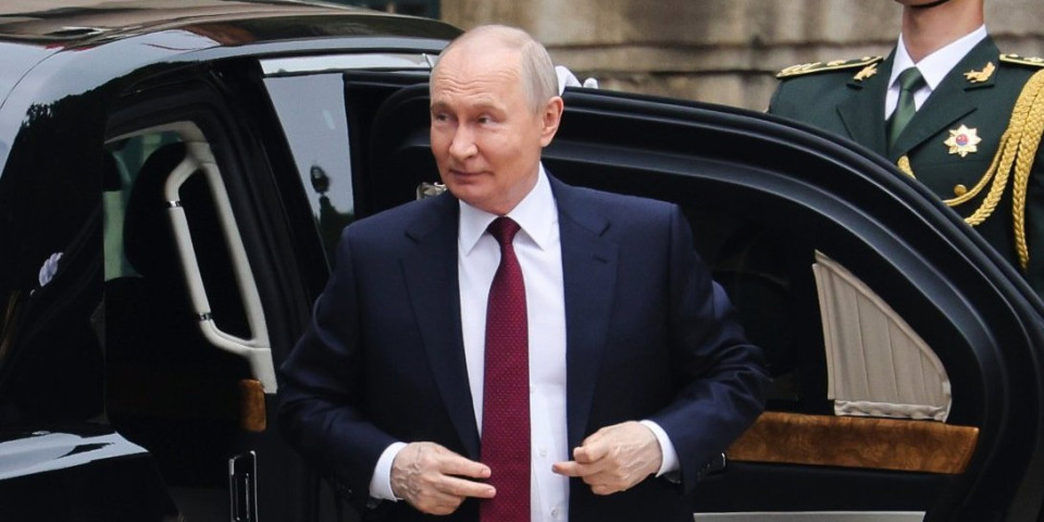 Putinova zver od 7 tona može i da pluta: Luksuzni ruski "Rolls-Royce" ubrzava kao sportski auto, a krije tajnu iz Kine!