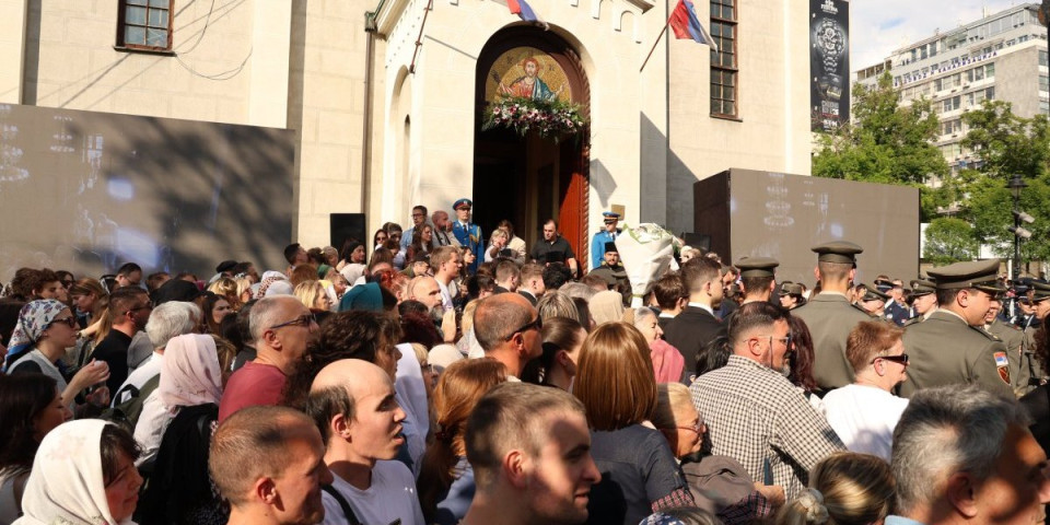 Posle 6 vekova Pojas Presvete Bogorodice stigao u Beograd! Vernici hrle da se poklone ovoj svetinji (FOTO/VIDEO)