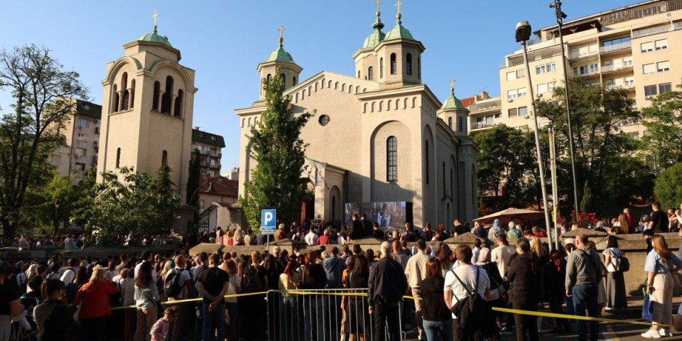 "Umrlo mi je dete, ovde sam da bih pronašla mir": Teške životne priče pred Pojasom Presvete Bogorodice