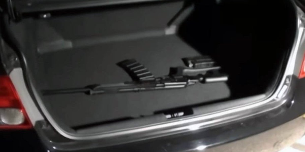 Puška u gepeku automobila Adama Lanze