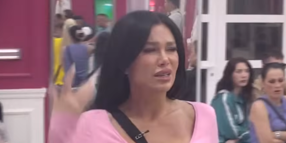 Lije suze! Staniji pukla veza zbog gej afere: "Uhvatila ga je da piše muškarcima"