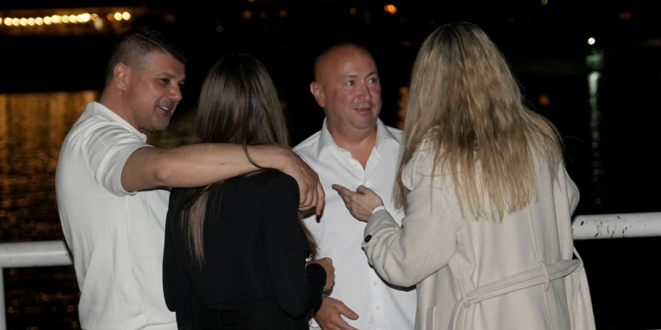 Pazite, sve se snima! Uhvatili smo Radu Manojlović i Milicu Jokić kako "nišane" koleginicu (VIDEO)