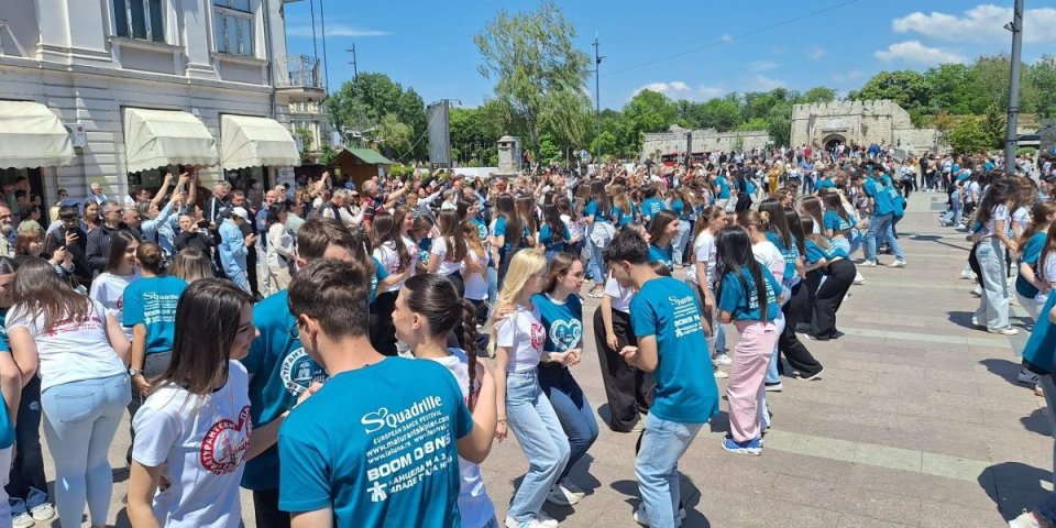 Slika za pamćenje, stiže iz Niša: Ovo je kadril i ovako se igra (VIDEO)