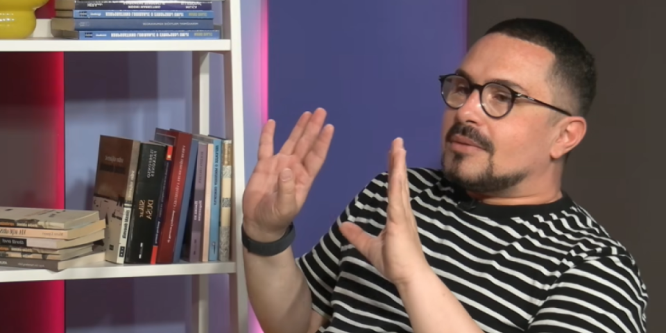 Novinar tajkunske televizije čestita Crnoj Gori: Dok pljuje sopstveno, med i mleko mu teče iz usta za druge!