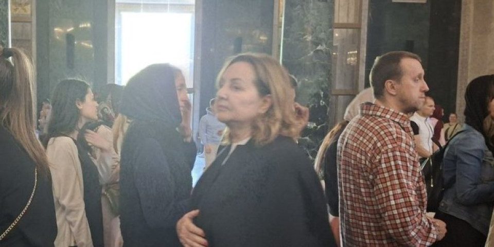 Evo gde smo uhvatili Bekutu! Oko nje veliki broj vernika, Ana strpljivo čeka red (FOTO)
