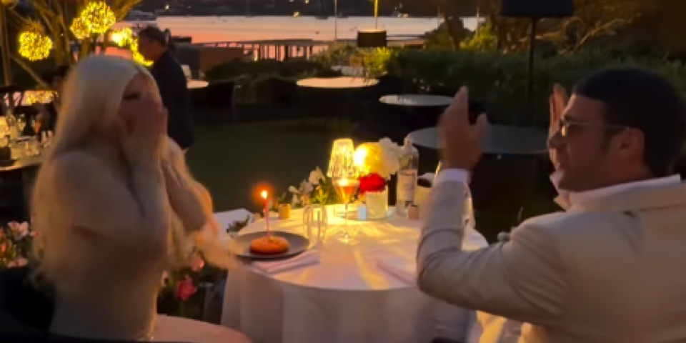 Scena kao iz filma! Dari dečko zapevao na italijanskom: Podigao ceo restoran na noge (VIDEO)