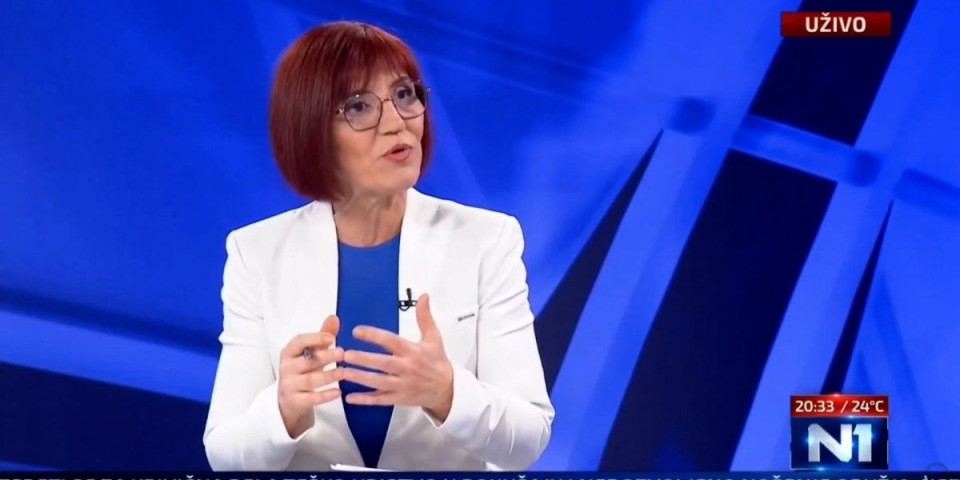 Da li je ovo moguće?! Voditeljka tajkunske N1 ubeđuje gledaoce da je SNS od blokadera ukrala slogan "Srbija pobeđuje" - ovo je istina