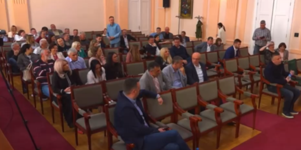 Haos u Užicu: Bačen suzavac u Skupštini grada, blokaderi odmah krenuli da spinuju i optužuju obezbeđenje (VIDEO)